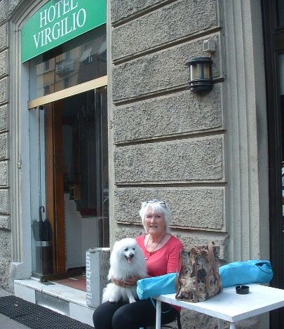 Issos med gammelmatte utanför hotellet i Milano då Issos nyss fått sitt Italienska CERT